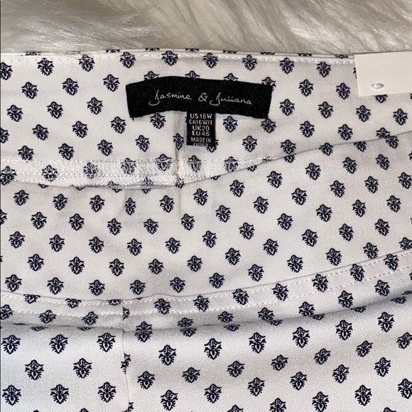 New Woman’s plus size white pant w blue design - Picture 5 of 9